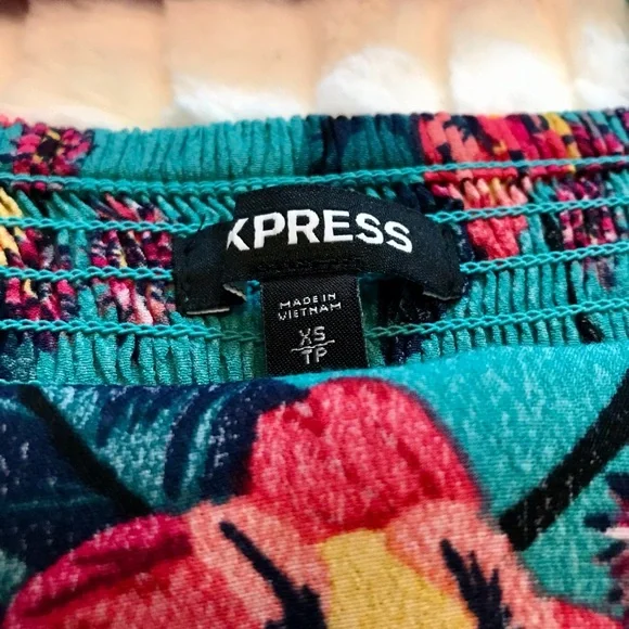 XS FLORAL RUFFLE WRAP DRESS BY EXPRESS - Picture 7 of 11